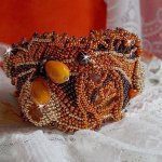 Bracelet Lady in Orange manchette Haute-Couture brodé avec des cristaux de Swarovski et des rocailles Miyuki.